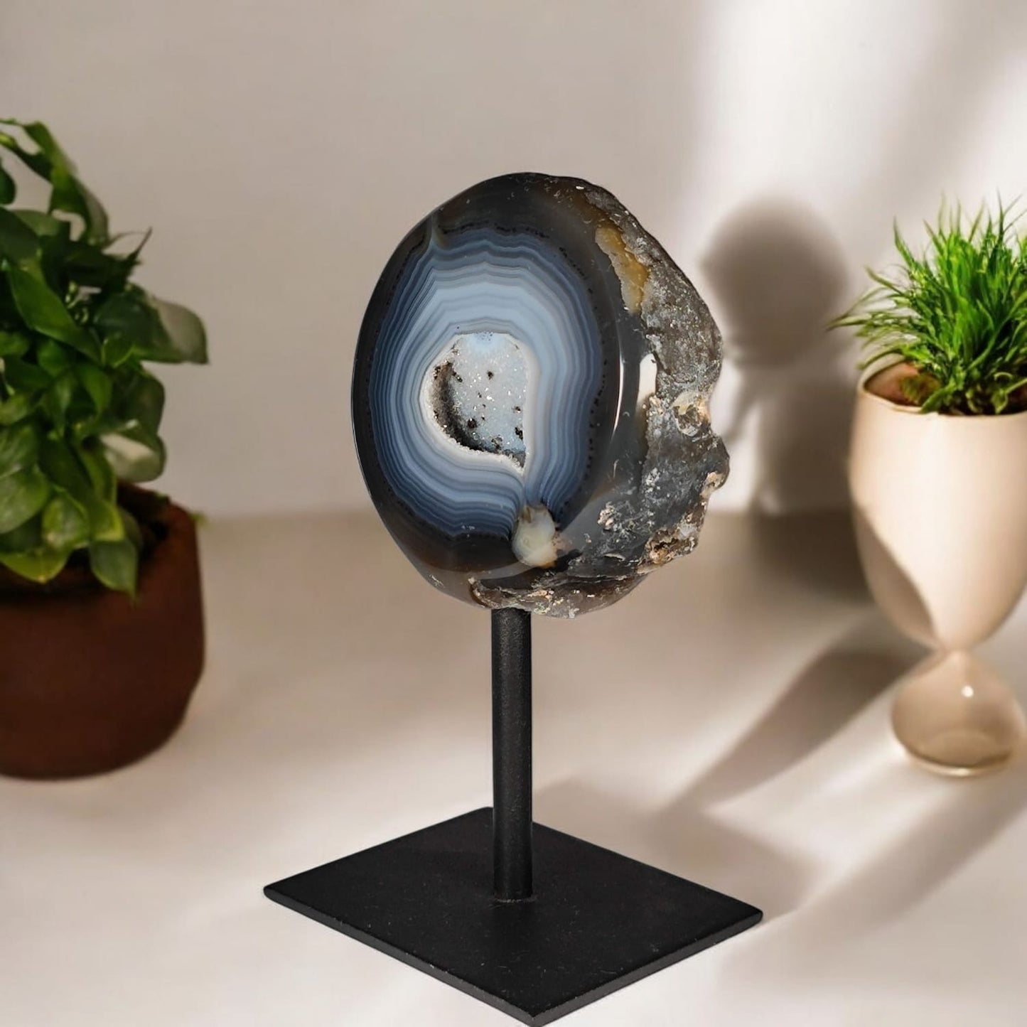 Achat mit Quarz Druse auf Metallständer