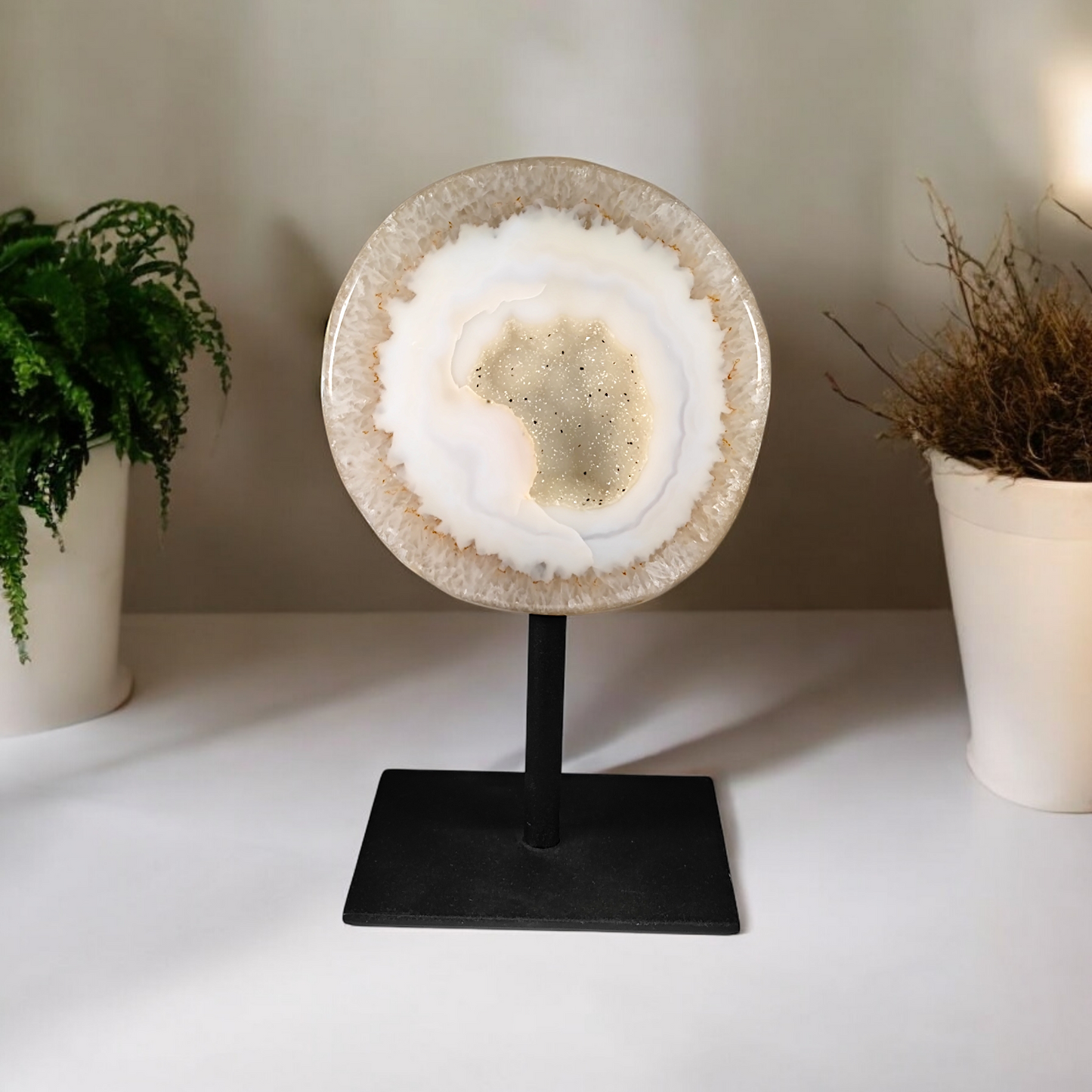 Achat mit Quarz Druse auf Metallständer