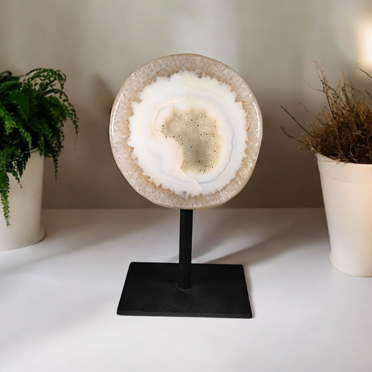 Achat mit Quarz Druse auf Metallständer