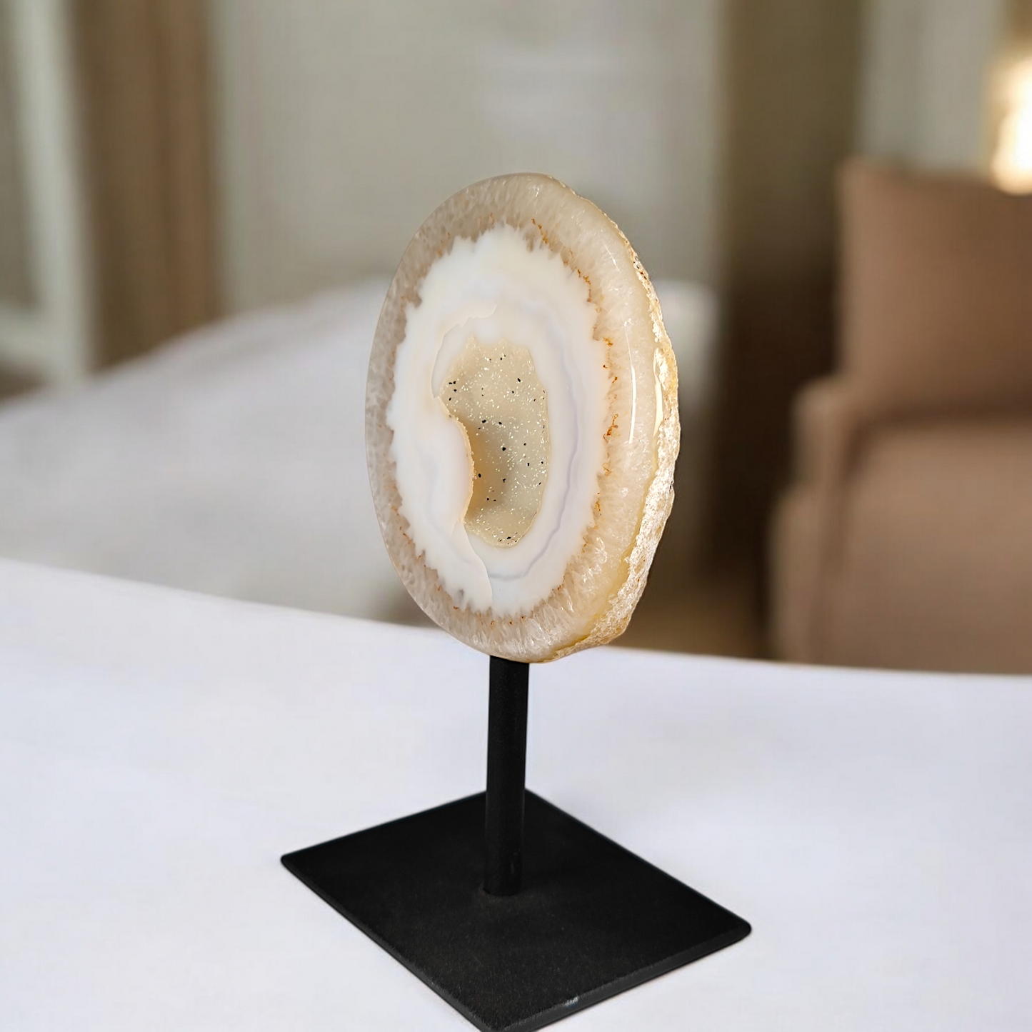 Achat mit Quarz Druse auf Metallständer